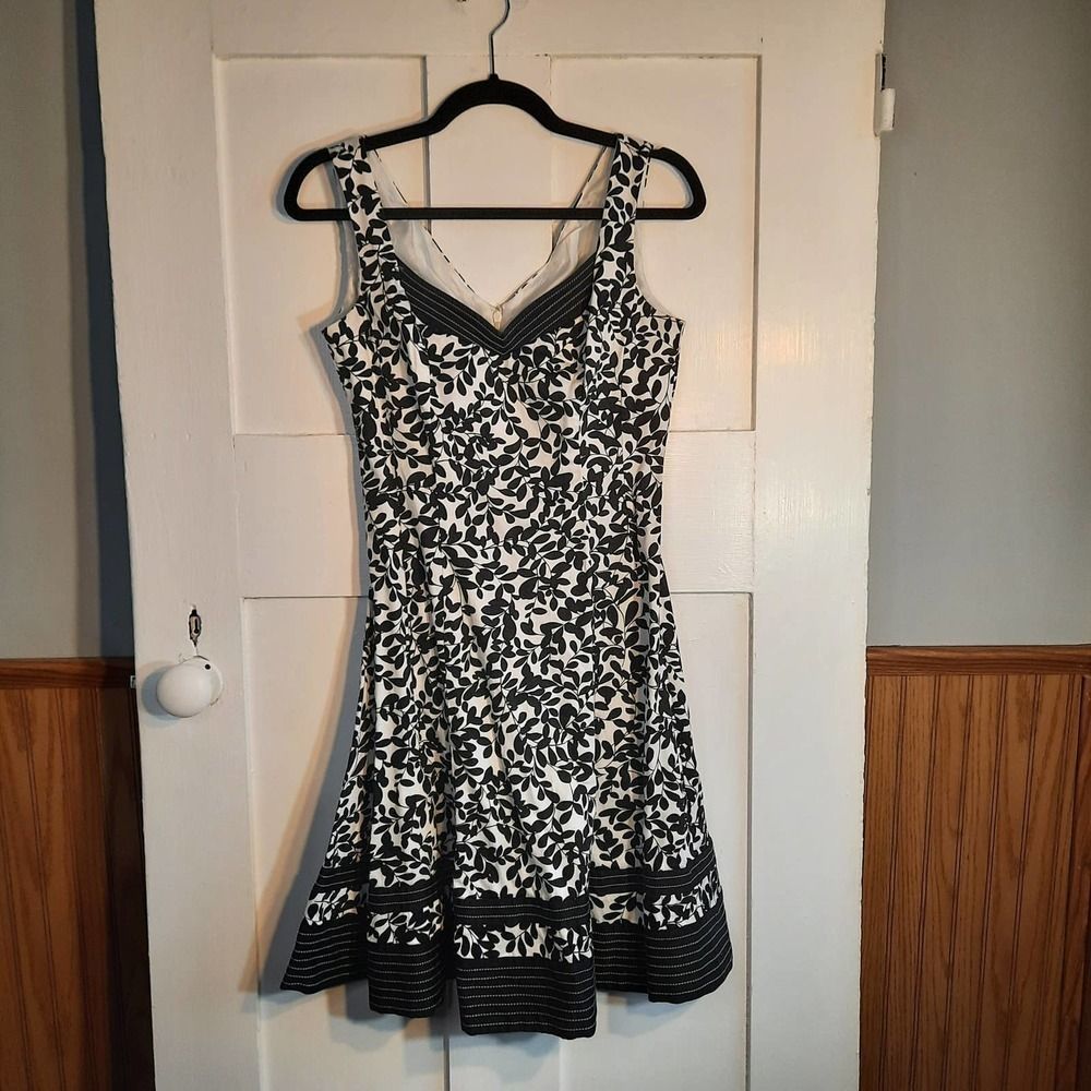 JONES WEAR DRESS White Black Floral Vneck Sleeveless Fit & Flare Dress sz4